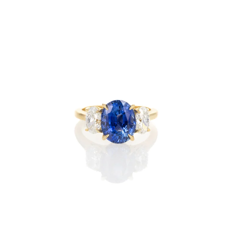 18K Yellow Gold 5.07 Carat Oval Ceylon Sapphire Diamond Three Stone Ring