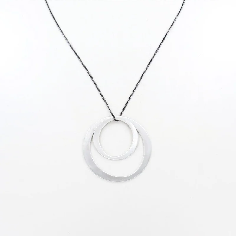 OVERLAPPING CIRCLE NECKLACE